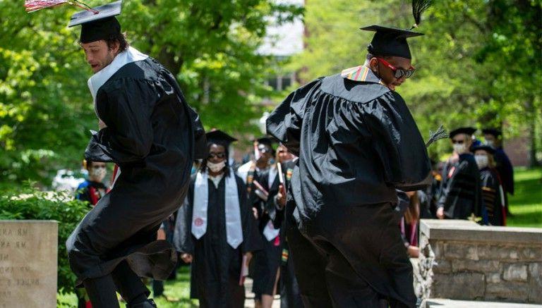 Wittenberg Graduates Stomp The Seal